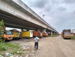 Puluhan Mobil Truk Manfaatkan Lahan Tol  Di gunakan Untuk Parkiran Pribadi