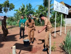 Pemdes Ulak Rengas Mengajak Seluruh Perangkat Desa Melakukan kegiatan Menanam Bibit Pohon Mahoni