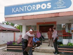Saat Antri Di Kantor Pos, Lansia Terkejut Melihat Kedatangan Polisi