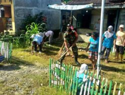 Ciptakan Lingkungan Bersih Babinsa bersama Aparatur Desa dan Warga gotong royong bersihkan jalan Desa