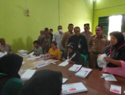 Bupati Mesuji di Dampingi Beberapa Pejabat eselon Dua dan Tiga Penkab Mesuji Melakukan Pemantauan Kegiatan Sortir dan Lipat Suara Pemilu 2024