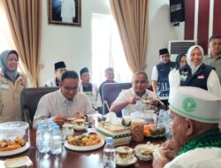 Sambut Capres Nomor Urut Satu Ribuan Masyarakat Tapteng Padati Bandara FL. Tobing