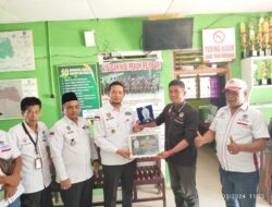 Ketua APDESI Kabupaten Pringsewu Menerima Penghargaan Berupa Plakat dan Piagam Golden Award Dari IWO- I Kabupaten Pringsewu