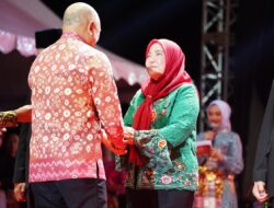 Mantap ! Bunda Eva Raih Penghargaan Satyalancana Wira Karya