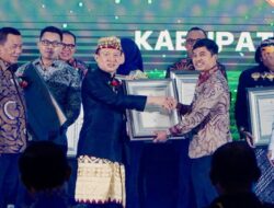 Pj. Bupati Pringsewu Dr. Marindo Kurniawan, ST, MM, Terima Penghargaan STBM Award 2024 dari Kemenkes RI
