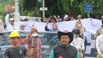 Aksi Solidaritas Ratusan Warga Desa Lampuara