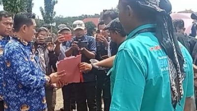 Ratusan Jurnalis Mesuji Berorasi Didepan Kantor Bupati,Menuntut Pembayaran Advetorial Dinas Kominfo