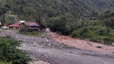 Persimpangan Sungai Desa Kadundung, Sungai dari arah Parigusi yang terlihat Jernih, dan dari arah Rante Balla terlihat Coklay