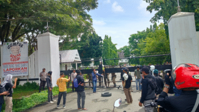 Pintu Gerbang Jalan masuk wilayah perkotaan Pemda Luwu di Tutup SATPOL PP Luwu