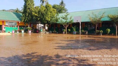 Banjir merendam sekolah di kabupaten Luwu