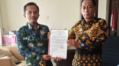 Penyerahan Tanda Bukti Pencatatan PSBL Oleh Kepala Disnakertrans Luwu kepada Sekretaris PSBL