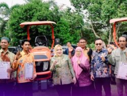Bupati Musi Rawas Serahkan Alat dan Mesin Pertanian