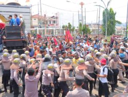 Aksi Unjuk Rasa Besar-Besar Di Warnai Bentrok 10 Polisi Terluka