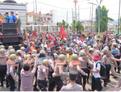 Bentrok Warnai Aksi Unjuk Rasa Besar di Lampung, 10 Polisi Terluka: “Negara Tak Boleh Kalah oleh Kekerasan”