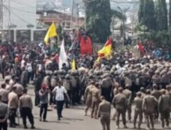 Aksi Unjuk Rasa Besar-Besar Di Warnai Bentrok 10 Polisi Terluka