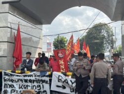 Karyawan P.T. San Xiong Steel yang Tergabung Dalam Serikat Buruh Menggelar Aksi Demo di DPRD Provinsi Lampung