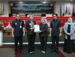 Pemprov Lampung Serahkan Dokumen Raperda Perubahan APBD Tahun Anggaran 2025 Kepada DPRD Lampung