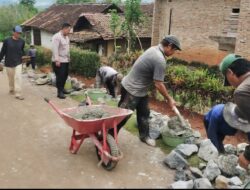 Aiptu Agus Trianto Pantau Pembangunan TPT Akses Pendidikan di Pekon Karang Sari Wujud Kepedulian terhadap KBhabinkamtibmasemajuan Generasi Muda