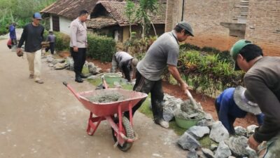 Aiptu Agus Trianto Pantau Pembangunan TPT Akses Pendidikan di Pekon Karang Sari Wujud Kepedulian terhadap KBhabinkamtibmasemajuan Generasi Muda