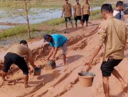 Aparatur Desa Way Puji Secara Bersama Sama Laksanakan Gorong Royong Perbaiki Jalan