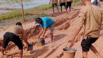 Aparatur Desa Way Puji Secara Bersama Sama Laksanakan Gorong Royong Perbaiki Jalan