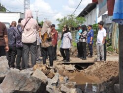 Gerak Cepat Wali Kota Bandar Lampung Eva Dwiana Memperbaiki di Jalan KedamaianGerak Cepat Wali Kota Bandar Lampung Eva Dwiana Perbaikin di Jalan Kedamaian