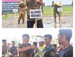 Ketua DPRD Provinsi Lampung, Ahmad Giri Akbar S.E, M.B.A, Hadiri kegiatan Tanam Padi Bersama Forum Koordinasi Pimpinan Daerah (Forkopimda)