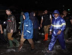 Walikota Eva Dwiana Turun Langsung Pantau Masyarakat Yang Terdampak Banjir