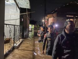 Hujan Deras di Bandar Lampung Sebabkan Banjir dibeberapa lokasi, Tim SAR Brimob Lampung Sigap Bantu Warga Terdampak Banjir