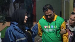 Walikota Eva Dwiana Berikan Bantuan Kepada Keluarga Korban Yang Terbawa Arus Sungai