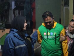 Walikota Eva Dwiana Berikan Bantuan Kepada Keluarga Korban Yang Terbawa Arus Sungai