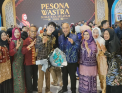Ketua PKK Mura Tampil Memukau di Fashion Show Wastra