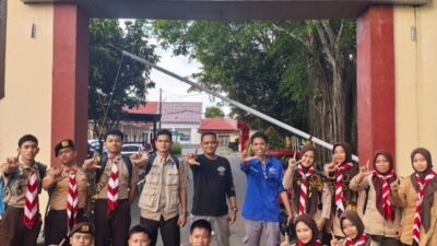Foto bersama di depan Gerbang Polres Luwu