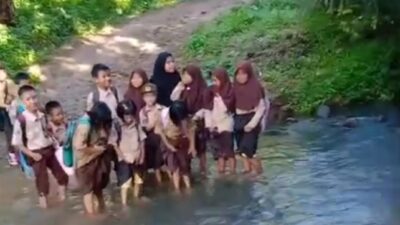 Anak Sekolah dan Petani Menunggu: Jembatan di Cukuh Balak Terlupakan Selama Puluhan Tahun