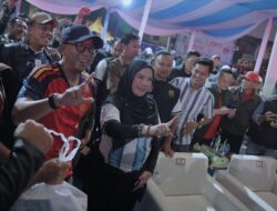 Nobar Final Piala Dunia di Tugu Adipura Bertabur Hadiah, Eva Dwiana Ajak Warga Jaga Kebersamaan