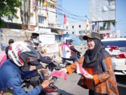 Sambut Hari Kemerdekaan Eva Dwiana Bagikan 10 Ribu Bendera Merah Putih ke Warga