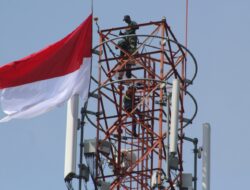 Jelang HUT Ke-81 RI, Puslatpurmar 8 Teluk Ratai Kibarkan Merah Putih di Menara Telkomsel Setinggi 74 Meter
