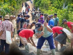 Jalan Rusak di Sinar Jawa Bikin Emak-Emak Waswas, Warga Patungan Cor Tanjakan